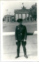 Берлин - Ефрейтор советской армии Виктор Сновин в Берлине у Бранденбургских ворот в 1966 году.