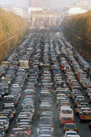 Берлин - Автомобильная пробка возле Бранденбургских ворот