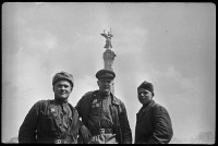 Берлин - Групповое фото на фоне колонны Победы