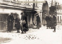 Киев - 1920, КИЕВСКАЯ БУРЖУАЗИЯ ПОД ПРИСМОТРОМ ЧЕКИСТОВ НА ПРИНУДИТЕЛЬНЫХ РАБОТАХ ПО УБОРКЕ УЛИЦ