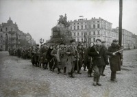 Киев - Радянські партизани на марші в Києві. 1943 р.