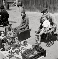 Киев - Киев.  Дед с внуком продают старое барахло.