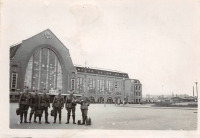 Киев - Київ.  Німецькі  солдати на фоні вокзалу.