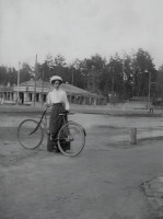 Киев - Київ. Святошин. Даа з велосипедом.