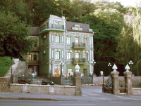 Киев - Київ. Вул.Сагайдачного. Триповерхова будівля в садибі архітектора Миколи Казанського.