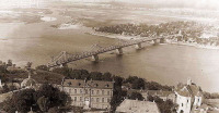 Киев - Київ.  10 травня 1925 р. було відкрито міст імені Євгенії Бош. Автор проекту Євген Патон. В 1941 р.знищений радянськими військами при відступі.