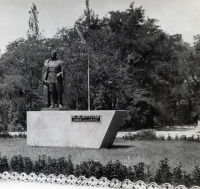 Евпатория - Парк им. Фрунзе. Памятник М.В. Фрунзе.