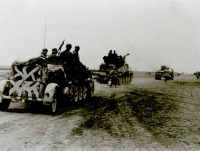 Керчь - Колонна немецких танков передвигается на новые позиции во время наступления на Керчь