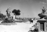 Керчь - Центральная аллея парка культуры и отдыха в Аршинцево. Памятник И. В. Сталину.