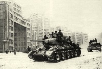 Харьков - Танки движутся по пл. Дзержинского 16 февраля 1943 г.