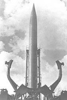 Знаменск - Ракета Р-5М перед установкой на стартовом столе.