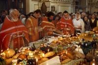 Одесса - Одесса. Православные священники благословляют еду на Пасху. 1988 год. (Bruno Barbey)