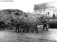 Одесса - Румынский солдаты проходят мимо баррикады в захваченной Одессы.Осень 1941 г.