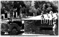 Одесса - Дети сидят на румыском ДОТе на Дерибасовской ул. 1944 г.