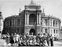 Одесса - У театра оперы и балета.