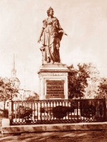 Днепропетровск - На Соборной площади Екатеринослава (ныне Днепропетровск) установлен памятник основательнице города императрице ЕКАТЕРИНЕ II.