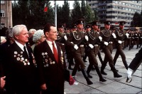 Донецк - Донецк. Ветераны Второй мировой войны пришли почтить погибших во время нацистской оккупации. 1988 год.
