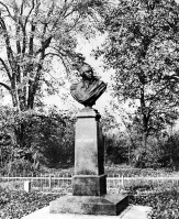 Володарск-Волынский - Памятник М. И. Кутузову в парке его имени