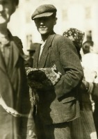 Львов - Львів.  На ринку чоловік з куркою. Фото Луїзи Арнер Бойд. 1934 р.