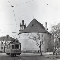 Львов - Трамвай №12 біля Порохової вежі прямує до Високого замку.
