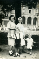 Львов - Львів.  Фото двох жінок з дітьми на пр.Леніна.