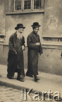 Львов - Львів.  Два євреї  на вулиці.