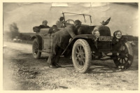 Львов - Львів. Авто з кермом з правого боку. До 1922 р. у Львові був лівосторонній рух.