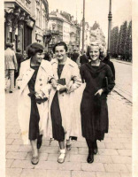 Львов - Львів. Вул Академічна. Три панянки.