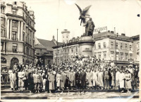 Львов - Львів. Учасники VI Польського конгресу книговидавців біля пам