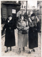 Львов - Львів.  Галицька площа.  Гарні панянки.