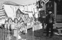 Ворохта - Ворохта.  Продавець гуцульських виробів.