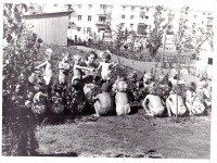 Северодонецк - Круглосуточный детский сад.Северодонецк1963 г.,собирают помидоры.