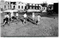 Северодонецк - Дети немецких учених и специалистов идут в школу,вдоль узкоколейки. Фото 1950 г.