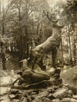 Трускавец - Трускавець. Скульптурна композиція оленів в курортному парку.