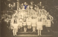 Трускавец - Трускавець. Президент Естонії Константин Петц  разом з дітьми перед віллою 
