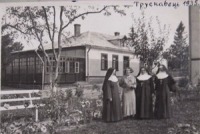 Трускавец - Трускавець. Сестри  Служебниці  на території пансіонату в 1935 році.
