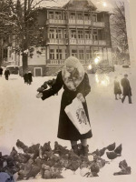 Трускавец - Трускавець.  Відпочиваюча жінка кормить голубів на фоні вілли 