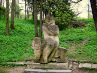 Трускавец - Трускавець. Скульптура з тисаного каменя в парку.