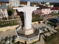 Трускавец - Трускавець.  Найбільша в Україні статуя Христа Спасителя встановлено на Гошівській горі. Загальна висота 12 метрів.