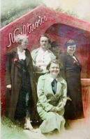 Трускавец - Трускавець.  Відпочивальниці на Помярках біля джерела 