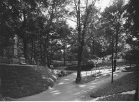 Трускавец - Трускавець. Дорога до джерела Марусі. З лівого боку-статуя Матері Божої.