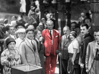 Трускавец - Трускавець.  Раймунд Ярош серед гостей курорту при джерелі 