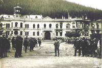 Сколе - Палац баронів Гредель на фоні Сколівських Бескідів.