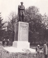 Гадяч - Памятник генерал-лейтенанту П.П.Корзуну.