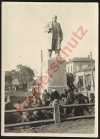  - Советские военнопленные около памятника Ленину в Дубно во время немецкой оккупации