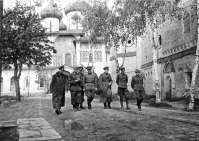 Суздаль - Группа немецких офицеров – военнопленных лагеря № 160 с советскими офицерами на прогулке по территории лагеря