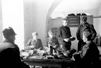 Суздаль - Военнопленные лагеря № 160 румыны и немцы за работой в сапожной мастерской