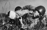 Волгоград - Красноармеец вытаскивает раненого товарища с поля боя на подступах к Сталинграду. 1942 год.