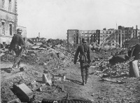 Волгоград - Немецкие пехотинцы среди руин разрушенного Сталинграда.