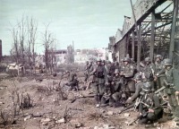 Волгоград - Немецкие солдаты у развалин Сталинградского тракторного завода.